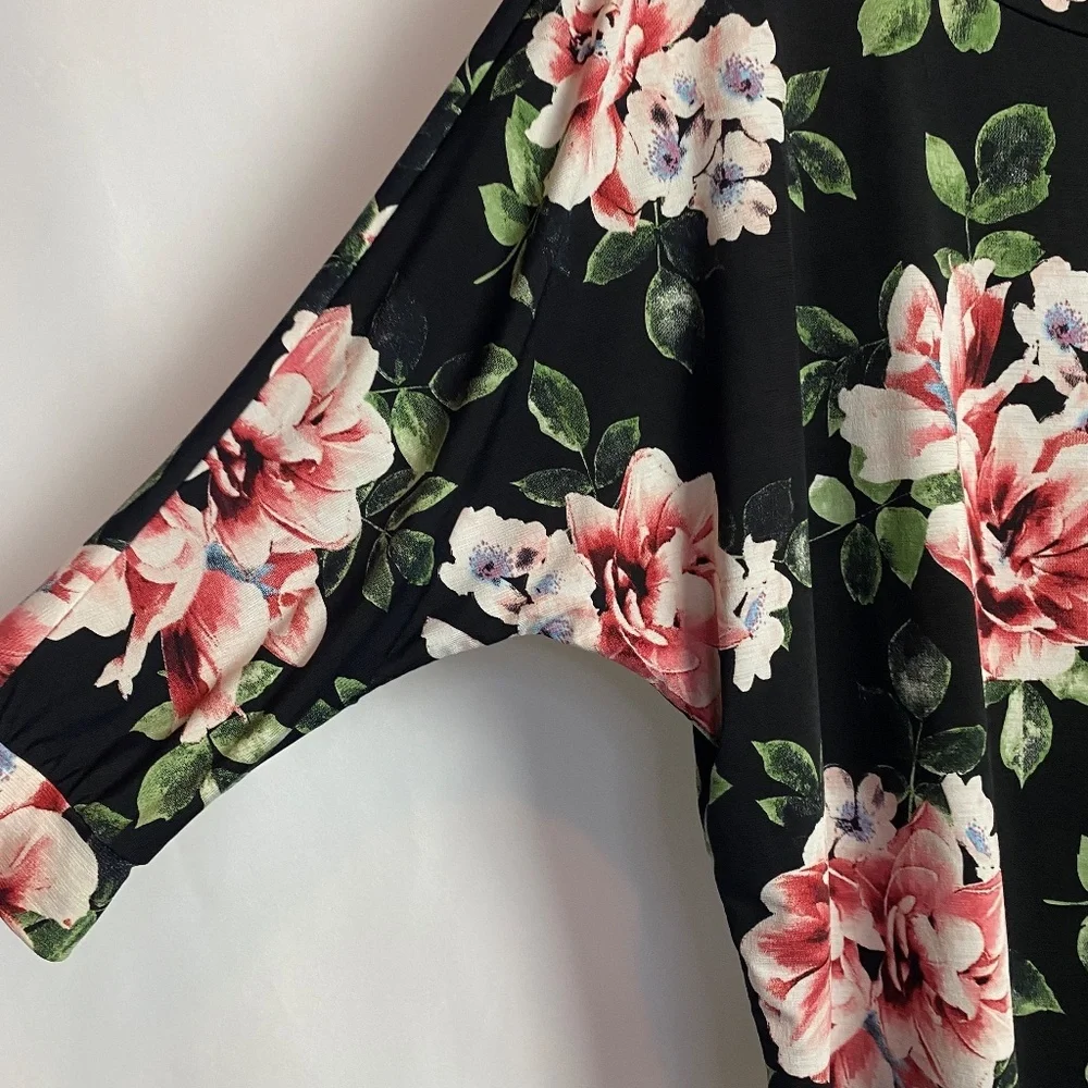Womenʻs 3/4 Length Drop Sleeve Black and Pink Floral Blouse Small